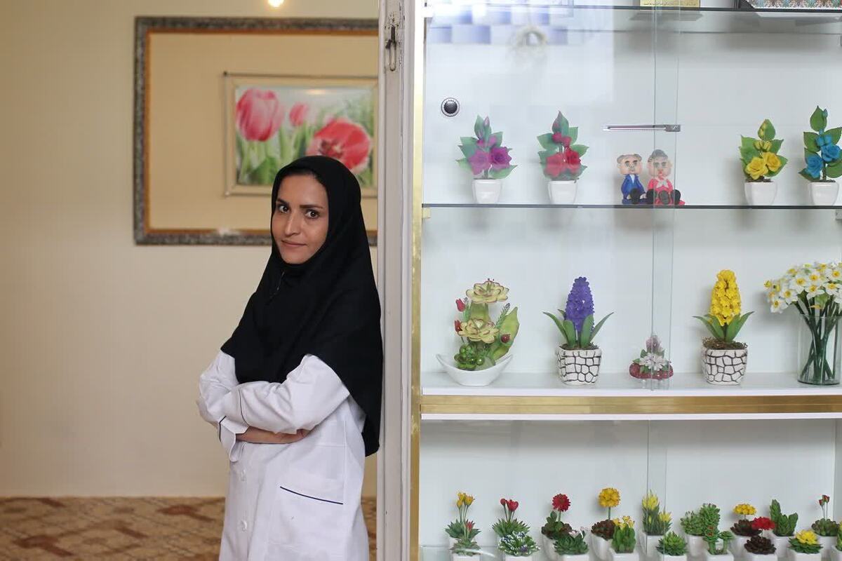 گل‌های مصنوعی «اعظم» عطر نان دارد | روایت بانوی کارآفرینی که با دست فروشی کارش را شروع کرد