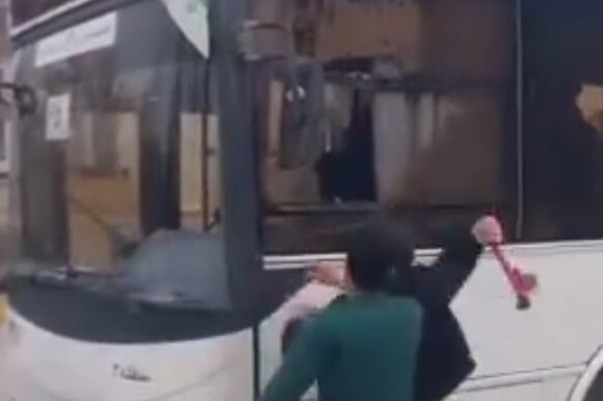 امروز تصاویری از حمله اراذل و اوباش به یک اتوبوس سازمان اتوبوسرانی مشهد در فضای مجازی منتشر شد.