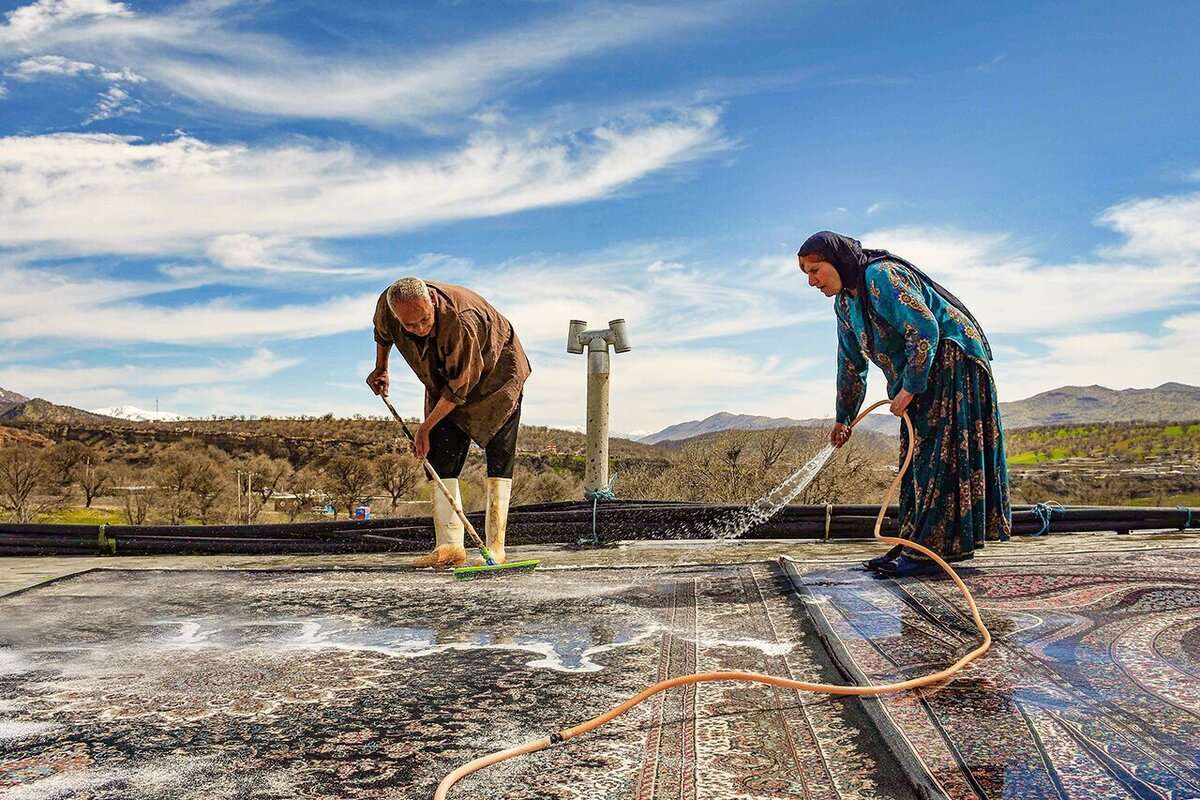 خانه‌تکانی یکی از آن سنت‌های ایرانیان است که هر ساله با نزدیک شدن به سال جدید، با زدودن گردوغبار از گوشه گوشه منزل، به استقبال بهار می‌روند.