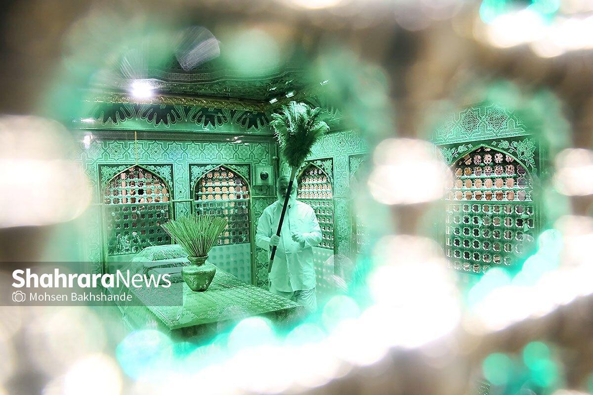 در آستانه آغاز سال نو و در آستانه ماه مبارک رمضان و تشرف زائران نوروزی به حرم مطهر امام رضا (ع) ضریح مطهر امام رضا (ع) غبارروبی شد.