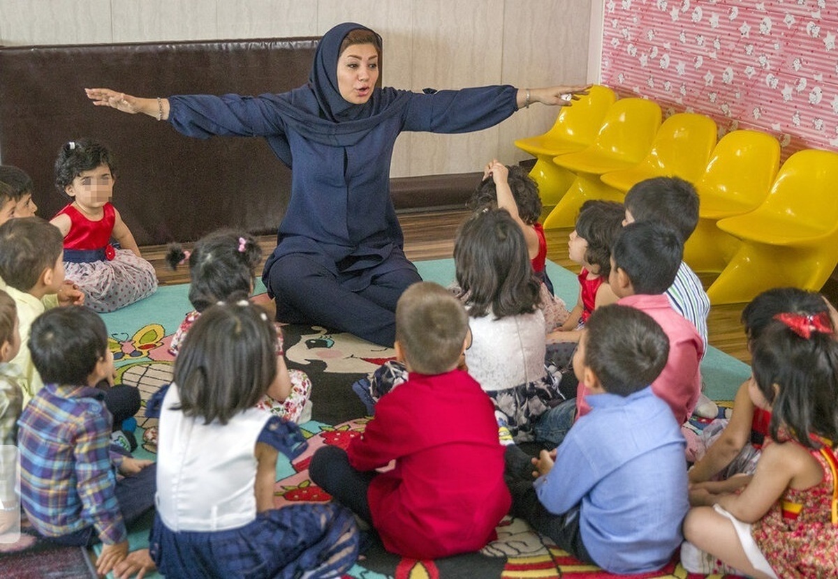 «تجربه مادران شاغل از همزمانی شاغل بودن و مادر بودن تجربه موفقی نیست که بتوانند به داشتن فرزندان بیشتری بیندیشند»؛ این سخن برخی مادران شاغل است که در ادارات خود مهدکودک برای نگهداری فرزندان ندارند و امیدوارند در سال جدید مهد کودک اداره‌شان به بهره‌برداری برسد.