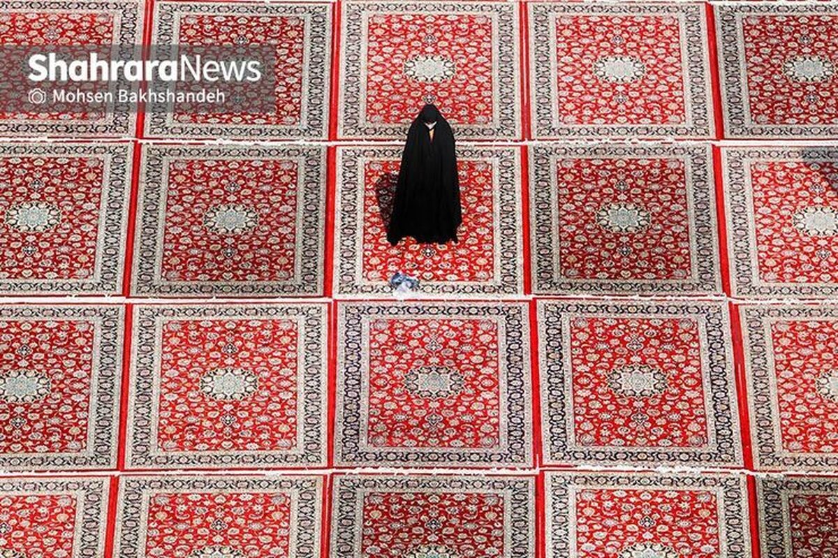 ساده‌ترین تأثیرش هم همین سفره‌ها بود: سحری و افطار، سفره‌هایی که پر بود از خوراکی‌های معنادار رمضانی که مادر‌ها و مادربزرگ‌ها به‌عمد انحصارش را برای همین ماه نگه می‌داشتند. انگار ماه‌های دیگر لایق درک این زیبایی نبودند.
