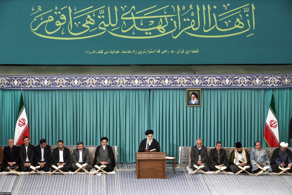 محفل انس با قرآن کریم در محضر رهبر معظم انقلاب، به صورت زنده از شبکه قرآن و معارف سیما پخش می‌شود.
