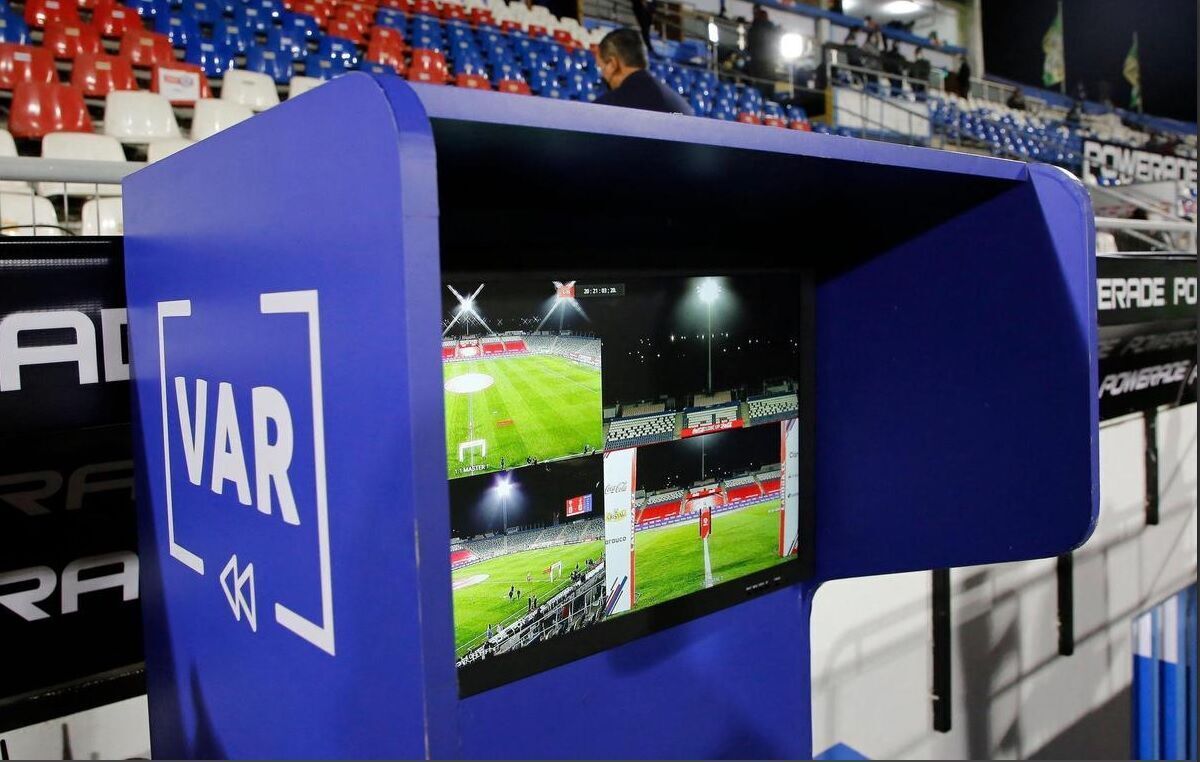 اگر مربیان، مسئولان یا بازیکنان استقلال و پرسپولیس به کمک داور ویدئویی نزدیک شوند داور مجاز به دادن کارت زرد و حتی قرمز به آنها خواهد بود.