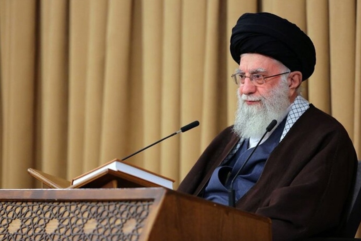 رهبر معظم انقلاب اسلامی تاکید کردند: مقاومت همچنان قدرتمند ایستاده است و بینی صهیونیست‌ها را به خاک خواهد مالید.