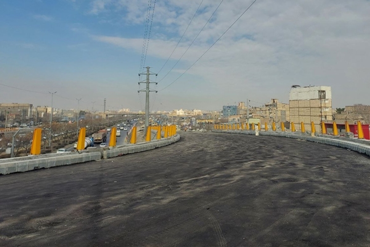 یازدهم مهرماه سال گذشته بود که در‌راستای تسهیل در عبور‌و‌مرور زائران و مجاوران بارگاه رضوی در بزرگراه «صدمتری» حدفاصل میدان امام‌حسین (ع) تا تقاطع فجر و در مجاورت پل روگذر رسالت، عملیات اجرایی ساخت دوربرگردان غیرهم‌سطح شهید میرزایی آغاز شد و اکنون این پروژه با اعتبار حدود ۱۰۰ میلیارد تومانی آماده بهره برداری شده است.