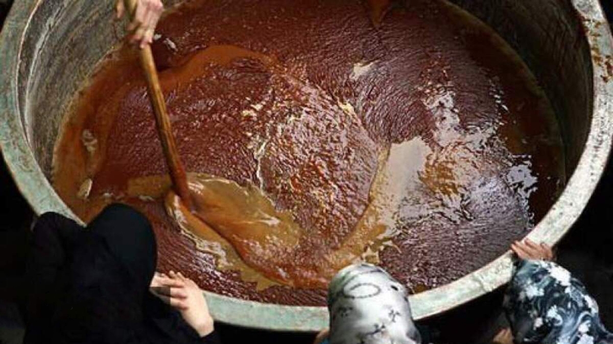 سمنو، پیوند کهنی با باور‌های آیینی دارد؛ یک خوراکی زنانه که به اعتقاد خانم‌ها، همان حلوای حضرت فاطمه‌زهرا (س) است.