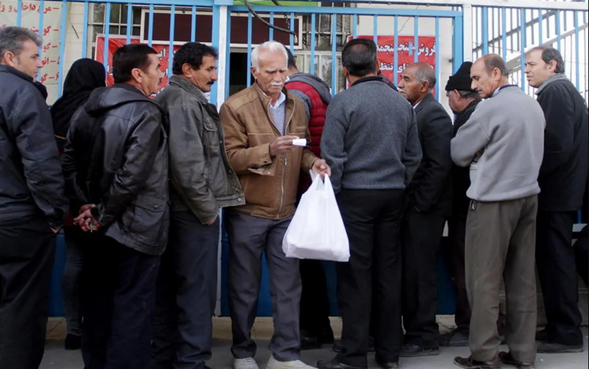 دستور غلط سرپرست وزارتی دفتر وزیر جهاد کشاورزی درباره توزیع گوشت قرمز در میادین بهمن و امین آباد تهران، ضمن ایجاد رانت گسترده برای برخی دلالان گوشت، موجب ایجاد صف‌های طولانی و وهن جمموری اسلامی در رسانه‌های معاند طی روز‌های گذشته شد.