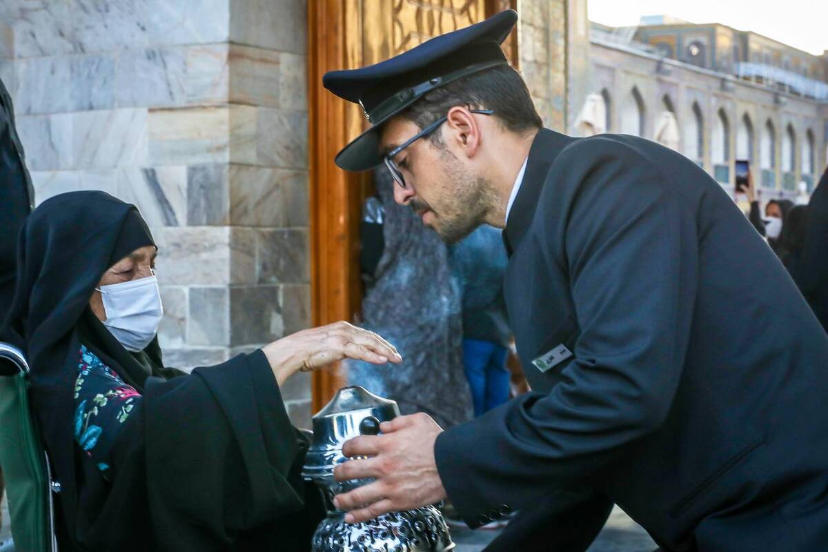 به مناسبت فرارسیدن نوروز ۱۴۰۳ به ویژه همزمانی ایام سال نو با ماه مبارک رمضان، خادمان بارگاه ملکوتی امام هشتم (ع) با ارائه خدمات تنظیف در صحن و سرای رضوی به استقبال فصل بهار رفتند.