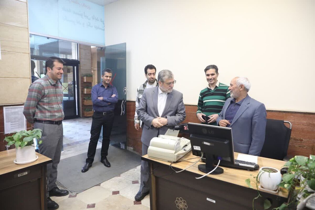 شهردار مشهد مقدس از فعالیت کارکنان شهرداری در روز تعطیل بازدید کرد و به آن‌ها خداقوت گفت.
