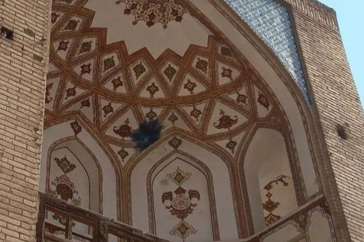 سرپرست اداره‌کل میراث‌فرهنگی، گردشگری و صنایع‌دستی استان اصفهان از برخورد یک ترقه به سقف شاه‌نشین پل تاریخی خواجو خبر داد و گفت: این حادثه فردای آخرین چهارشنبه سال اتفاق افتاده است.