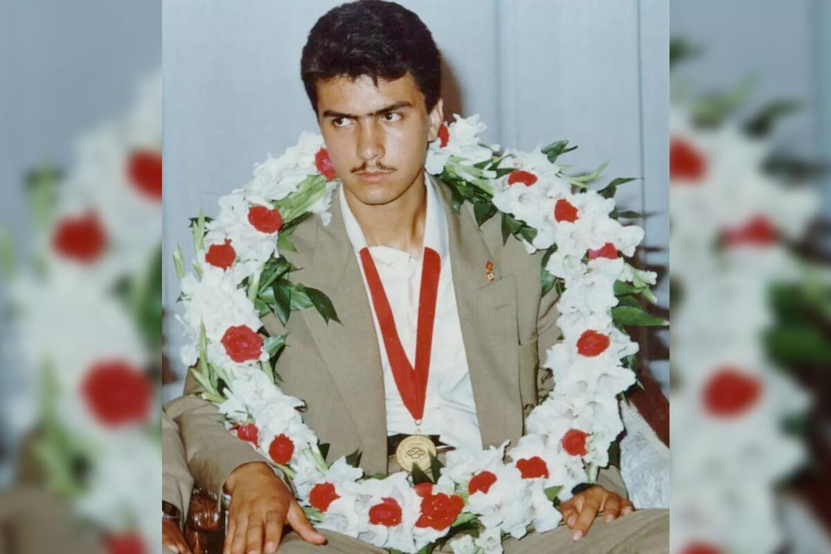 یادی از رضا صادقی، نخبه مشهدی در رشته ریاضیات که از قربانیان حادثه سقوط اتوبوس حامل دانشجویان دانشگاه شریف در اسفندسال ۱۳۷۶ بود.