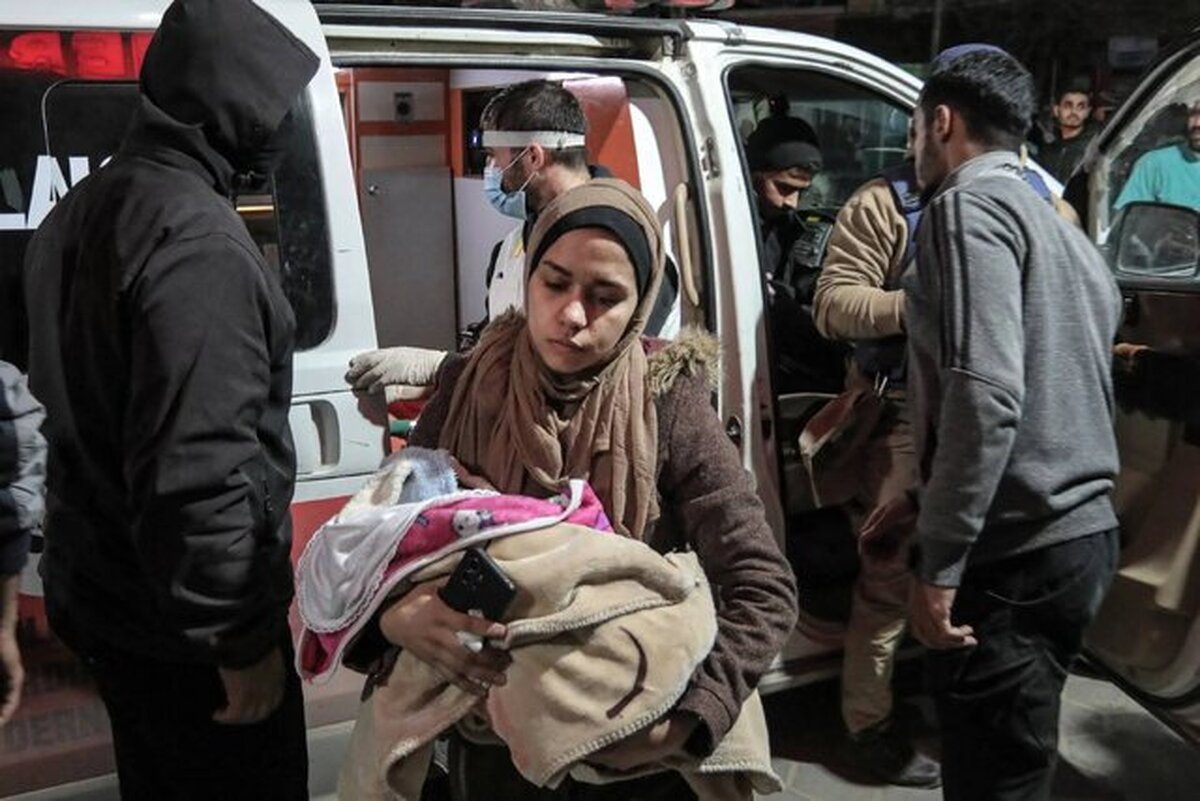 یک مقام سازمان ملل تاکید کرد که «پزشکان دیگر نوزادانی با اندازه طبیعی در غزه نمی‌بینند». وی خاطرنشان کرد که ۱۸۰ زن هر روز در نوار ویران شده غزه در حالی که از گرسنگی و کم‌آبی رنج می‌برند، زایمان می‌کنند.