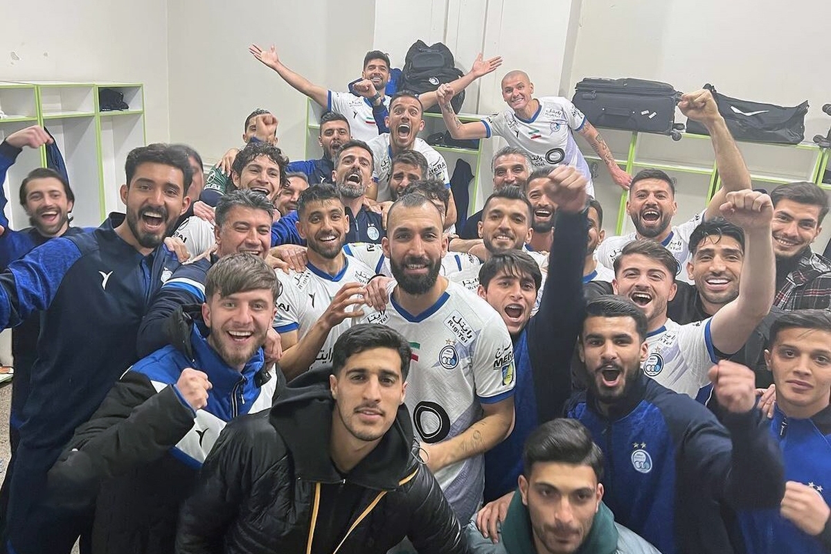 بازیکنان استقلال پس از پیروزی مقابل هوادار در رختکن به شادی پرداختند.