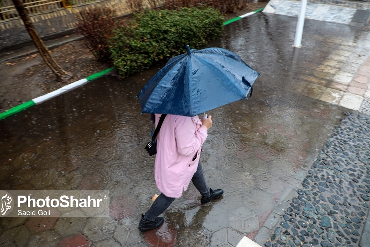 کارشناس مرکز پیش‌بینی هواشناسی خراسان رضوی با اشاره به هشدار نارنجی هواشناسی برای سامانه بارشی جدید در استان گفت: از روز سه‌شنبه بعدازظهر با ورود سامانه بارشی طی روزهای سه‌شنبه و چهارشنبه بارش باران توام با رعدوبرق و در مناطق مستعد احتمال بارش تگرگ، آبگرفتگی معابر و سیلاب در مسیل‌ها پیش‌بینی می‌شود.