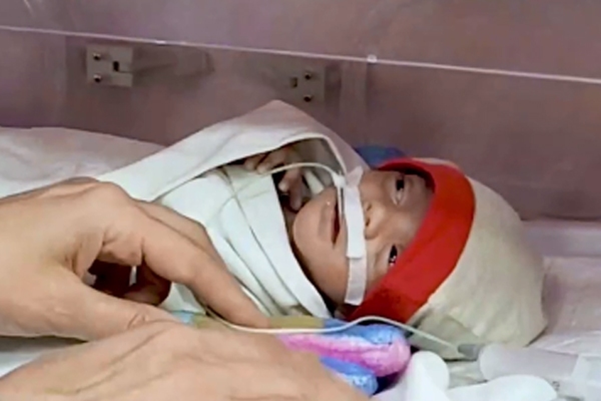 نوزاد بی پناهی که در هوای سرد سحرگاه ۲۱ بهمن ۱۴۰۲ در پارکی رها شده بود، اکنون در بیمارستان شریعتی تحت مراقبت است.