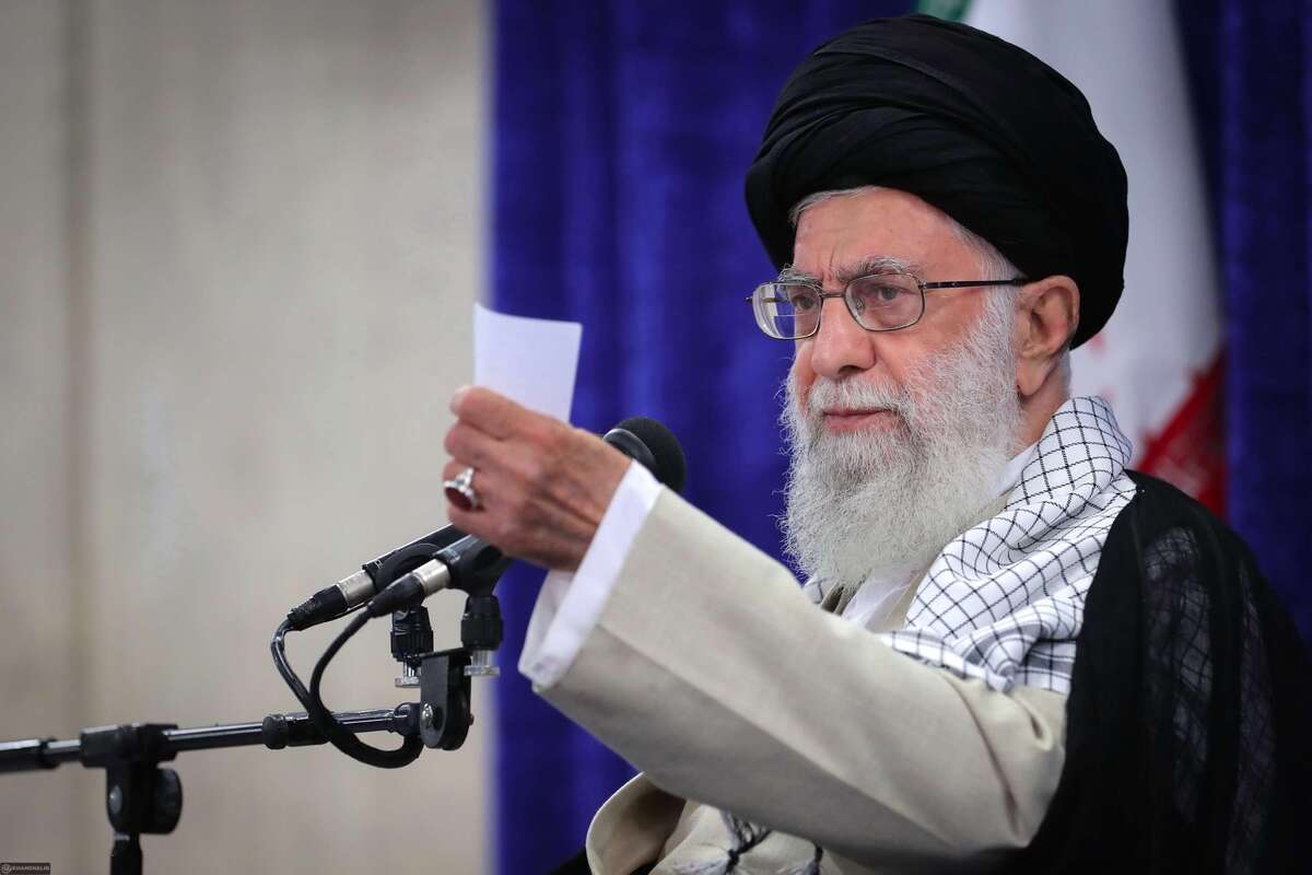 مقام معظم رهبری گفتند: انتخابات دارد نزدیک میشود. مردم باید آگاهانه پای صندوق‌های رأی بروند و انتخاب کنند. انتخابات جلوه‌ی بسیار زیبا و جذاب از مشارکت عمومی است؛ مؤثرترین وسیله برای این است که هر فردی بتواند آرمان‌ها و خواست‌ها و مطلوبِ خود را در قالب اجرایی قرار دهد و آن را به تحقق نزدیک کند.