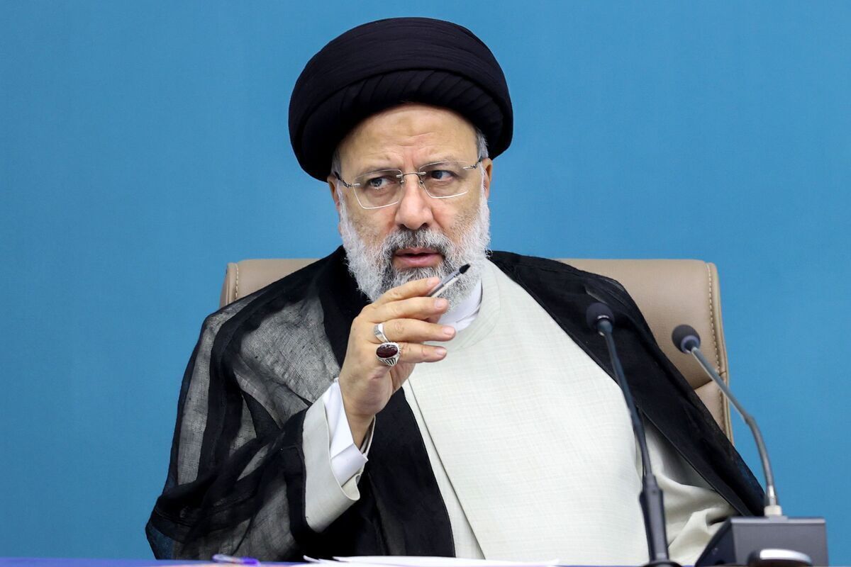 رئیسی بانک مرکزی را موظف کرد در اسرع وقت نسبت به تعیین تکلیف هزاران زوج در انتظار وام ازدواج از جمله رفع مشکل اخذ تضامین بانکی اقدام کند.