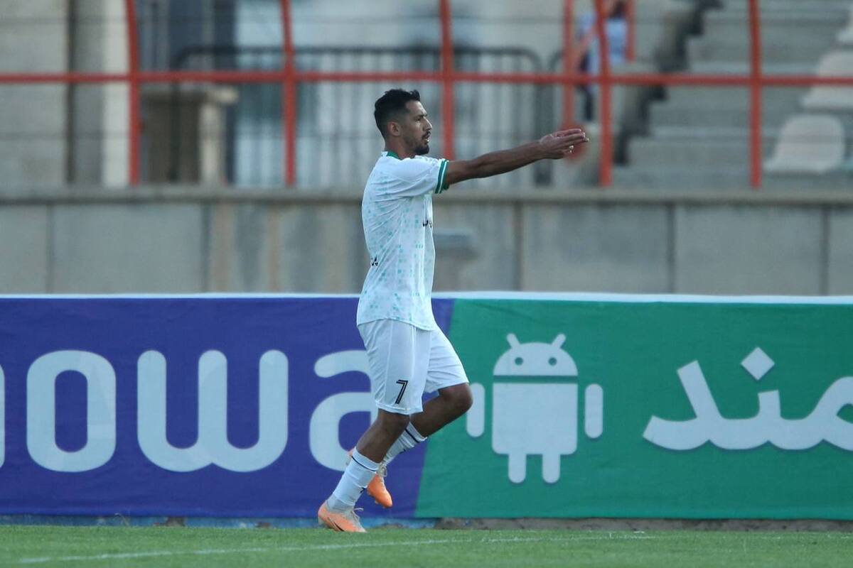 باشگاه پرسپولیس مهاجم تیم فوتبال ذوب‌آهن را هم هوایی کرد.
