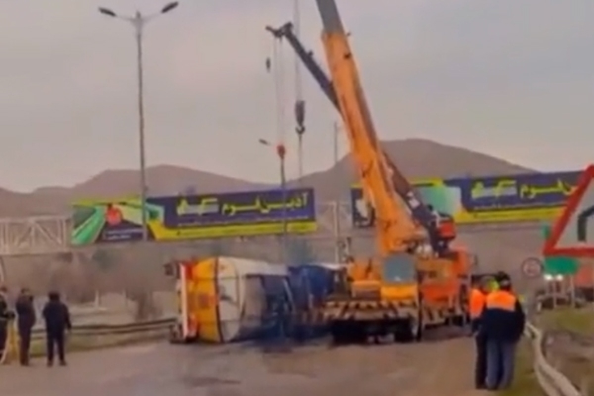 صبح روز گذشته واژگونی یک کامیون سوخت‌بر در محدودهٔ تونل باباامان بجنورد، باعث مسدود‌شدن جادهٔ بجنورد به مشهد و ترافیک شدید در این مسیر شد.