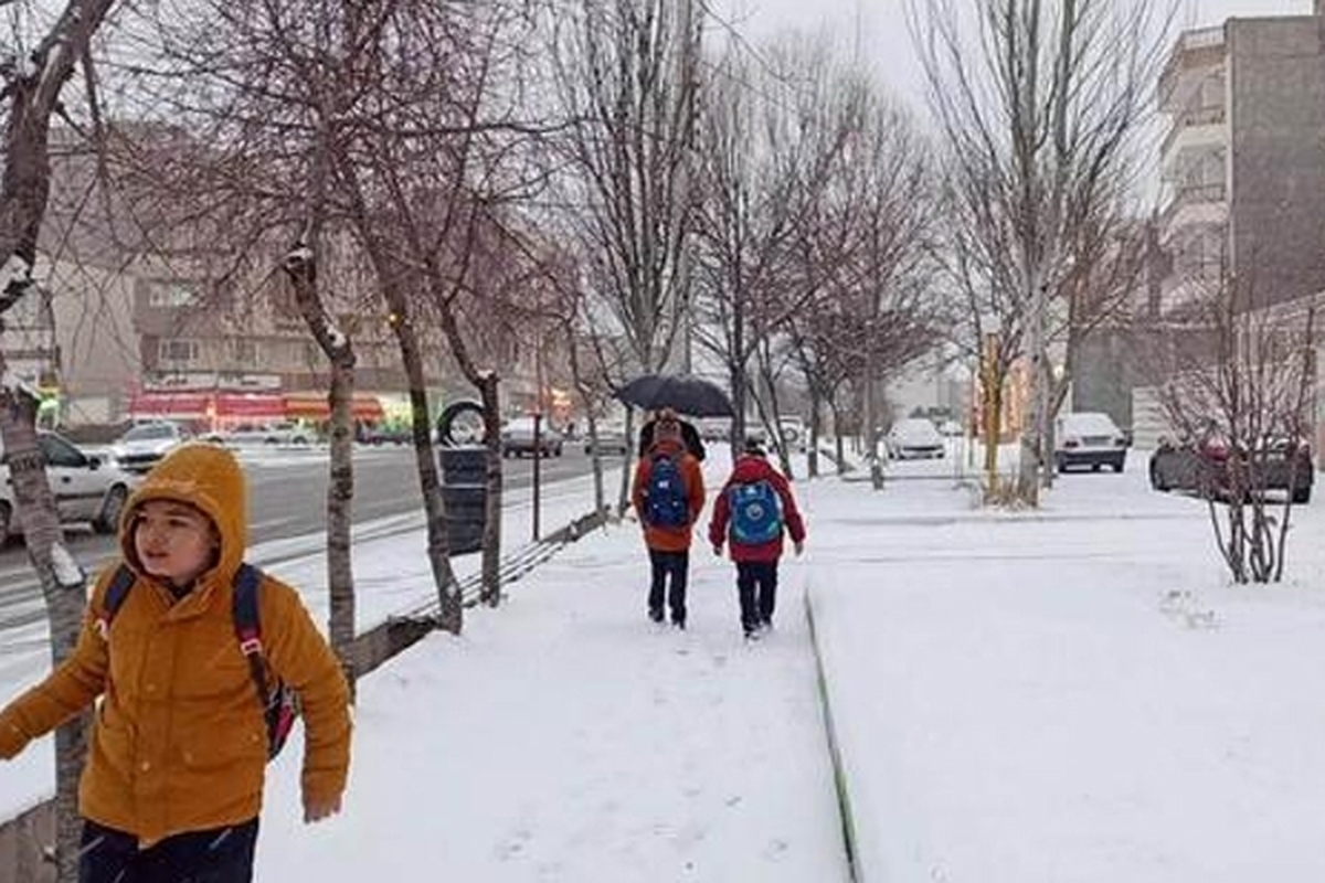 فعالیت مدارس در برخی شهرستان‌های استان اردبیل به علت بارش برف و برودت هوا به صورت غیر حضوری و آموزش از طریق شبکه شاد برگزار می‌شود.