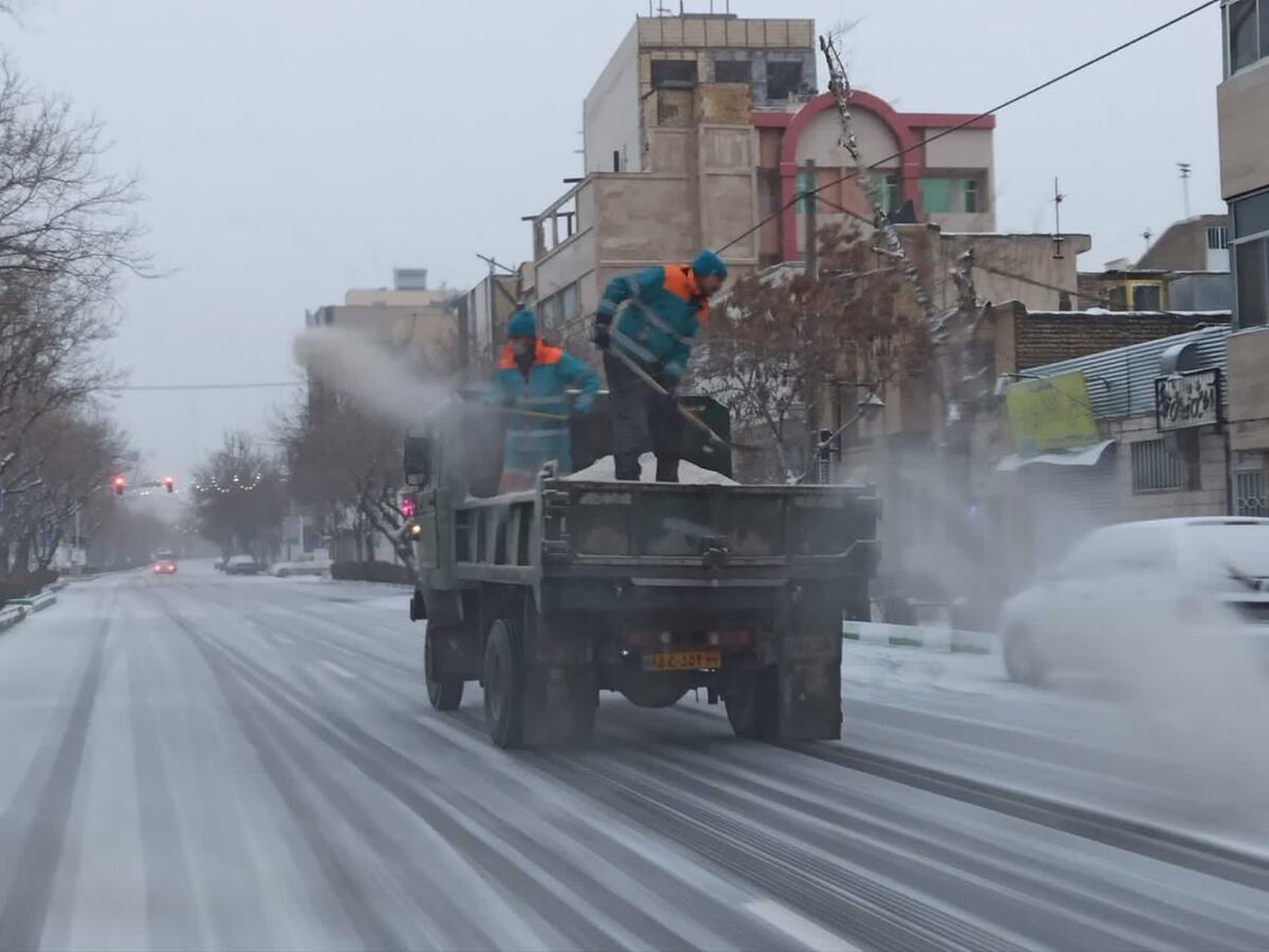 مدیر کل هماهنگی و نظارت بر خدمات شهری شهرداری مشهد از استمرار آماده‌باش و افزایش تعداد ماشین‌آلات برای خدمت‌رسانی هرچه بهتر به شهروندان در پی برودت هوا خبر داد.