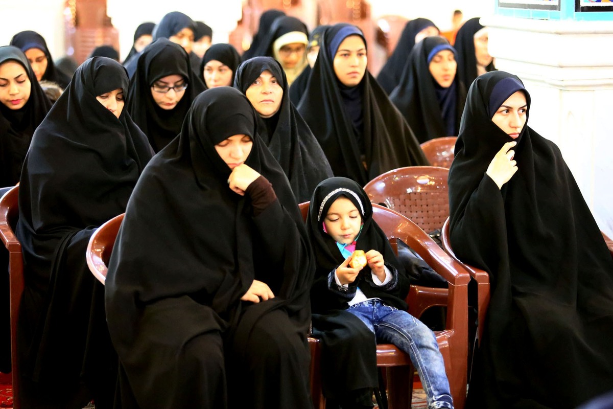 استاد حوزه و دانشگاه گفت: مرزبانی در تولید علم، در گسترش دایره و تبیین ویژگی‌های حکومت جهانی، همچنین معرفی حضرت حجت (عج) به جامعه، بالا بردن معرفت و شناخت جامعه نسبت به امام عصر (عج) ازجمله وظایف بانوان مبلغه است.