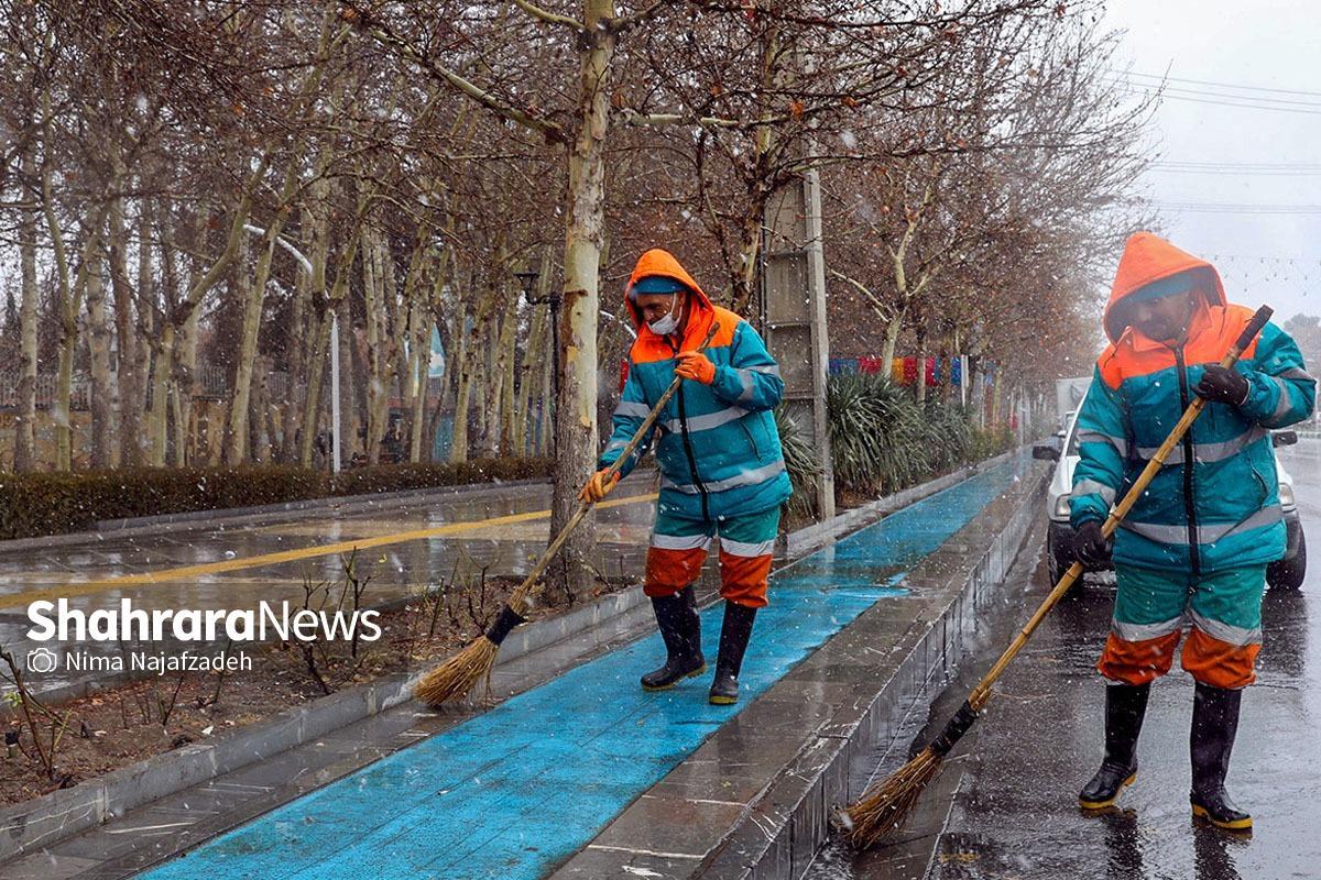 با وجود برف و یخ‌بندان، نیرو‌های خدمات شهری‌اجازه ندادند تردد مردم مختل شود.