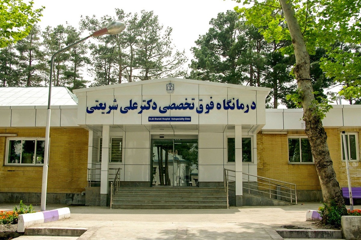 آن‌قدر برای حال جسمی مادرم نگران بودم که حال و روزم را نمی‌فهمیدم. فقط فوری پتویی را که همراه داشتم روی مادرم کشیدم. به هر حال بیماری که از اتاق عمل بیرون می‌آورند با لباس اتاق عمل است و این لباس نمی‌تواند جلو سردی هوا را بگیرد. حتی اگر لباس کافی هم داشته باشند به دلیل وضعیت جسمی، مناسب نیست با همان حال بیمار را از محوطه عبور دهند.