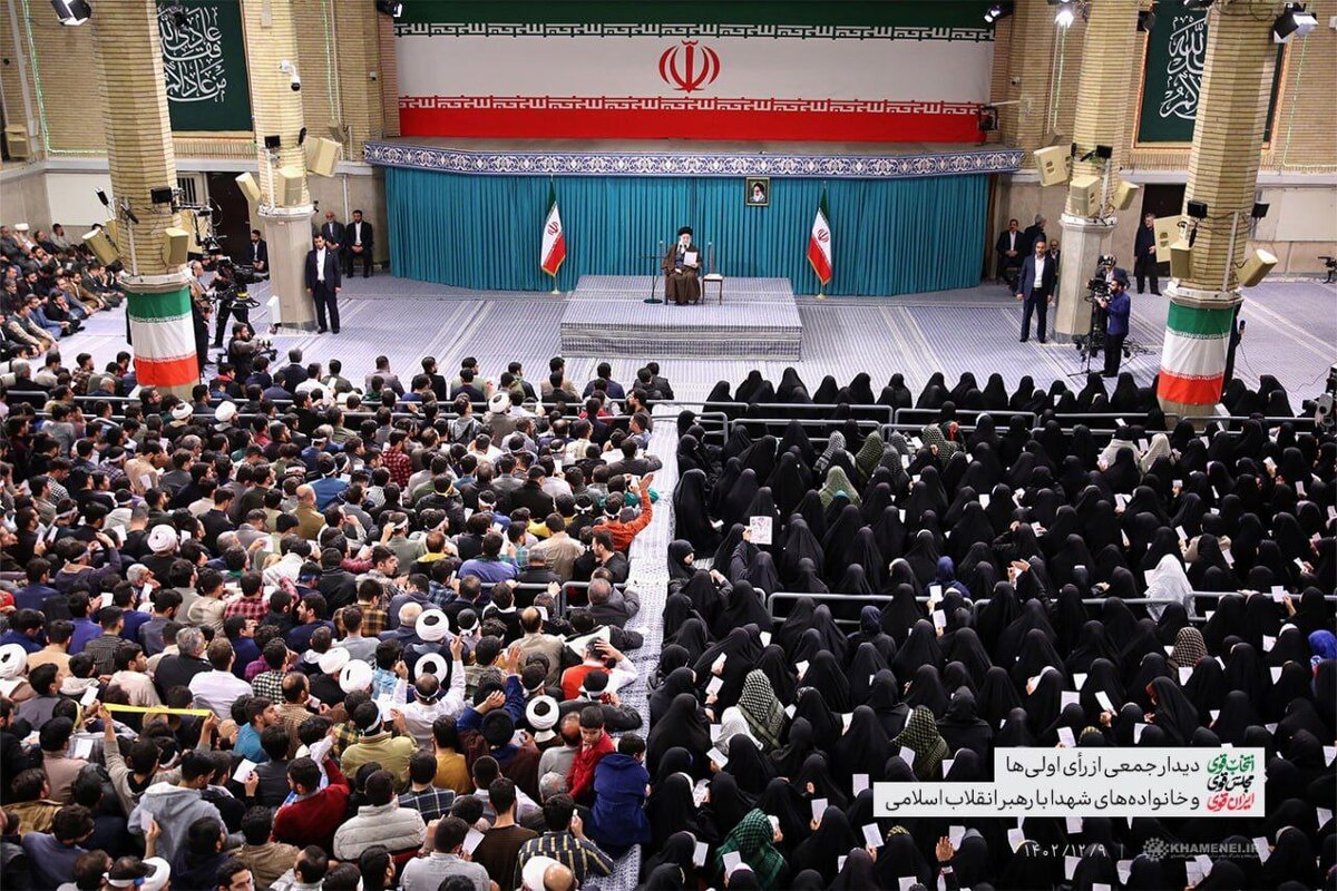 جمعی از رأی اولی‌ها و خانواده‌های شهدا امروز چهارشنبه با رهبر انقلاب اسلامی دیدار کردند.