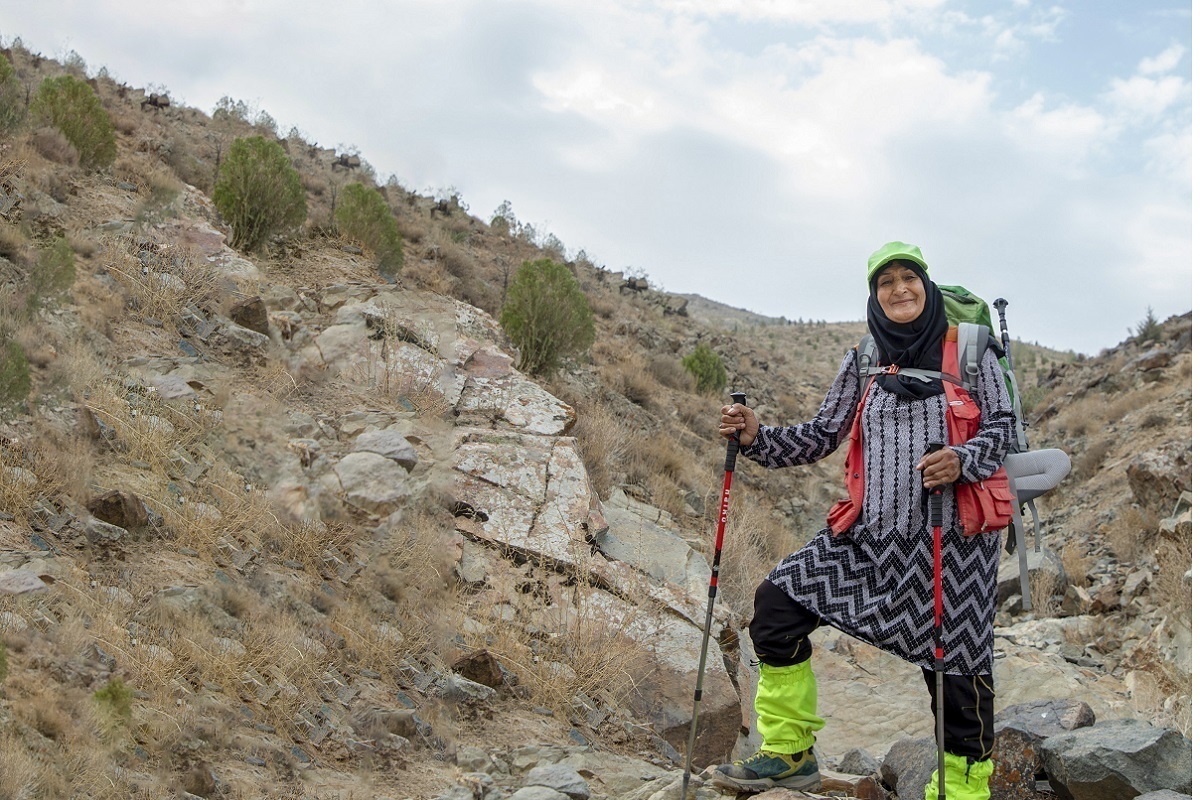 کوهستان از او زنی سرزنده، مقاوم و صبور ساخته است. تجربه‌اش در این عرصه آن‌قدر زیاد است که لقب «مادرکوهی» را به او داده‌اند.