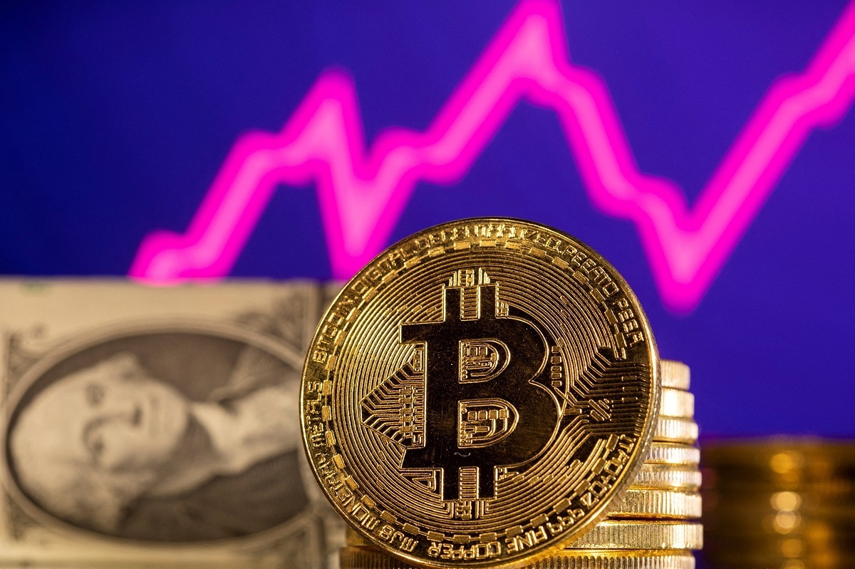 قیمت رمزارز بیت کوین برای اولین‌بار در بیش از دو سال اخیر، از ۶۰ هزار دلار فراتر رفته است.