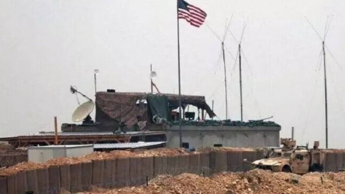 پایگاه نظامی آمریکا در میدان نفتی «العمر» در شرق سوریه امروز هدف حمله همزمان موشکی و پهپادی قرار گرفت.