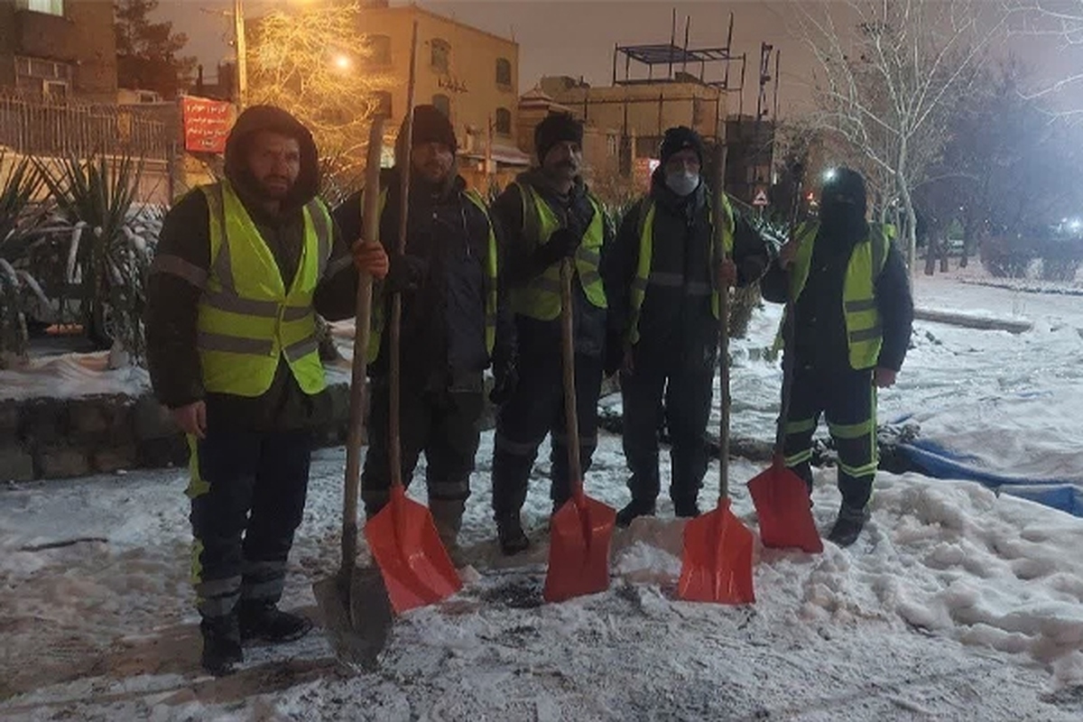 مدیرکل بهبود محیط زیست شهری شهرداری مشهد گفت: ٨٠٠نفر نیروی فضای سبز آماده برف‌تکانی درختان و برف‌روبی معابر بوستان‌ها هستند.