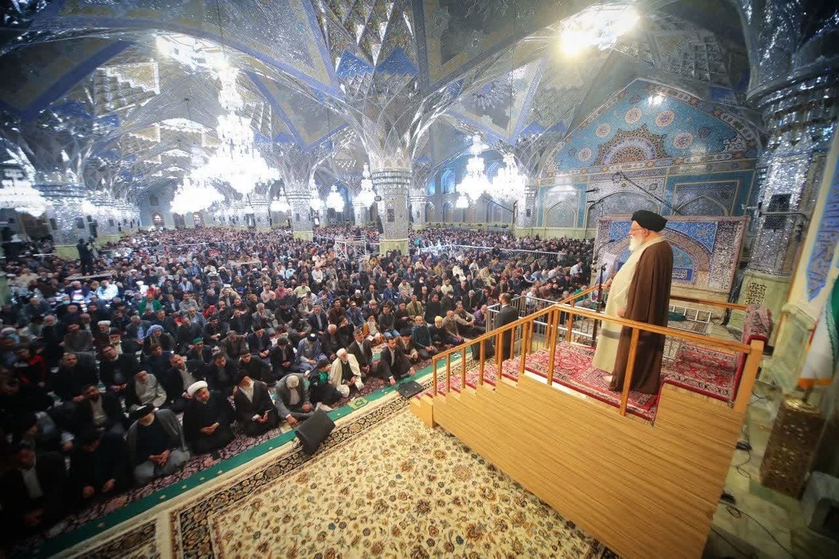 نماینده ولی فقیه در استان خراسان رضوی گفت: یک ماه از سال گذشته است. بنده از تریبون نماز جمعه پیشنهاد می‌کنم که همه ارگان‌های کشور و همه نهاد‌های مسئول همچون دولت، مجلس و قوه قضاییه مکلف شوند تا در برابر مردم بنشینند و توضیح دهند که عملکرد آن‌ها برای مهار تورم و رشد تولید چه بوده است.