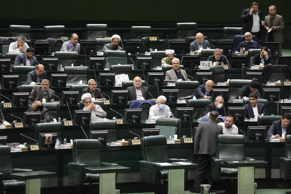 جلسه علنی مجلس شورای اسلامی دقایقی قبل به ریاست محمدباقر قالیباف رئیس مجلس شورای اسلامی آغاز شد.