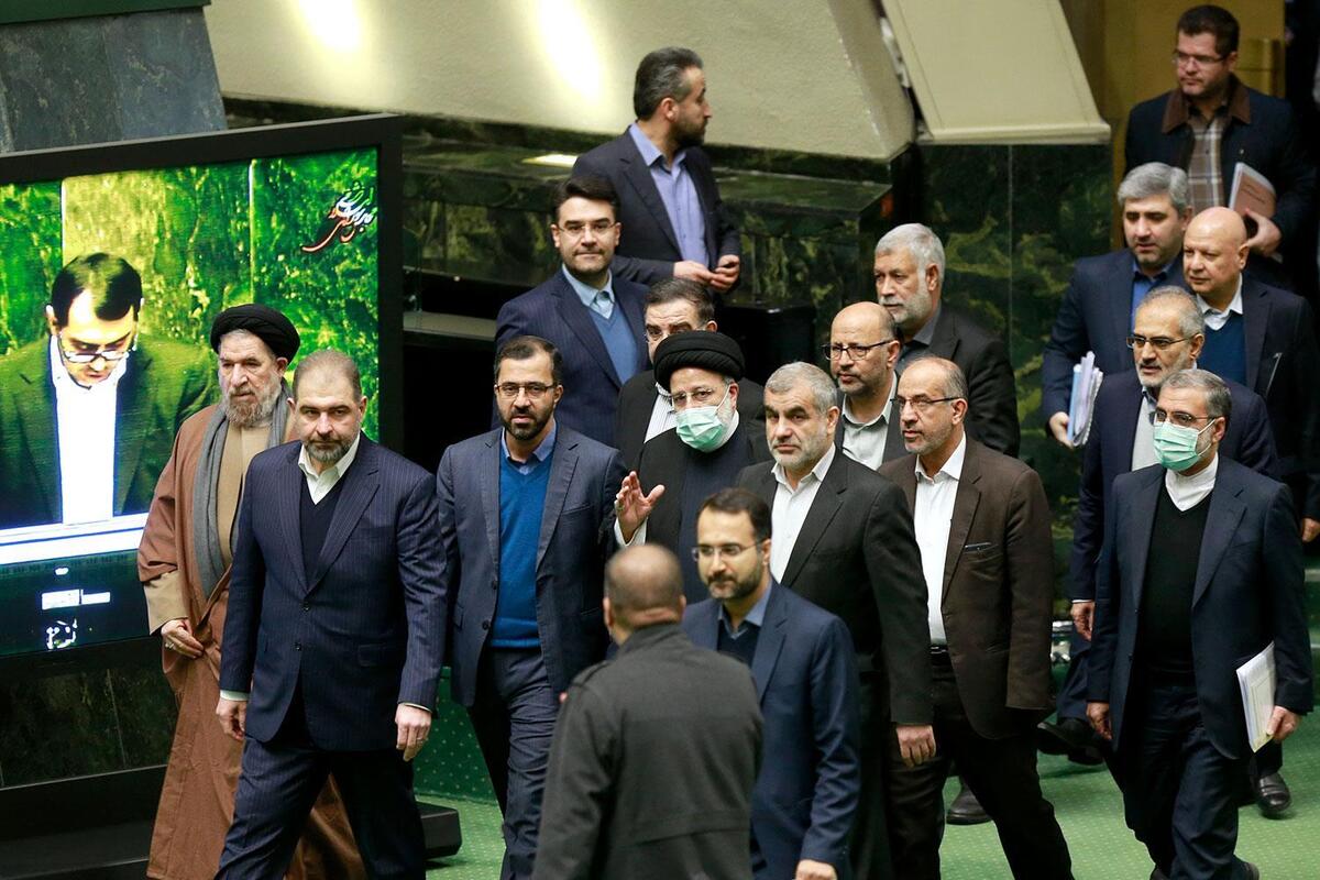 رئیس‌جمهور برای دفاع از وزیر صنعت، معدن و تجارت که در حال استیضاح است، وارد صحن علنی مجلس شد.