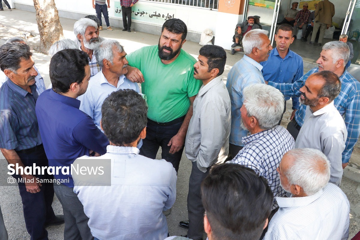 این بار و در آستانه روز کارگر قرار شد تا در تریبون مردم صدای کارگران ساختمانی شهر باشیم، اما باز هم نداشتن بیمه، قطع چندین باره بیمه در سال، بیکاری، دغدغه‌های مالی و خانوادگی، درک نشدن از سوی مسئولان، تبعیض ریالی و حقوق کارگران با کارمندان از جمله مواردی است که در گپ و گفت دوستانه ما با کارگران ایست کار میدان فردوسی مطرح می‌شود.