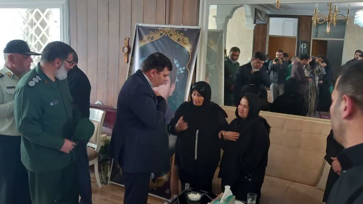 ویدئویی که مشاهده می‌کنید، شیون و گریه سوزناک مادری است که فرزندش در راه دفاع از ناموس دختران سبزوار، به ضرب چاقو به قتل رسید.