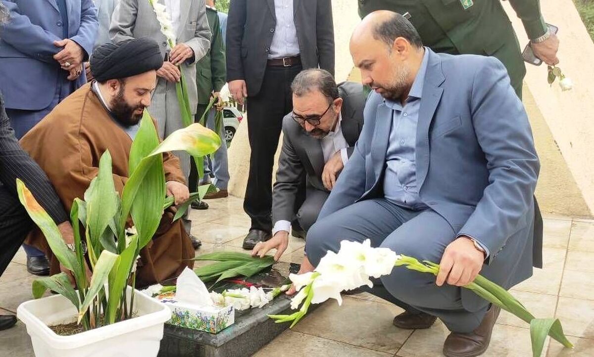 آیین گرامیداشت روز معلم با سفر استاندار خراسان رضوی به شهرستان فریمان زادگاه معلم شهید استاد مرتضی مطهری و حضور در گلزار شهدای گمنام این شهرستان آغاز شد.