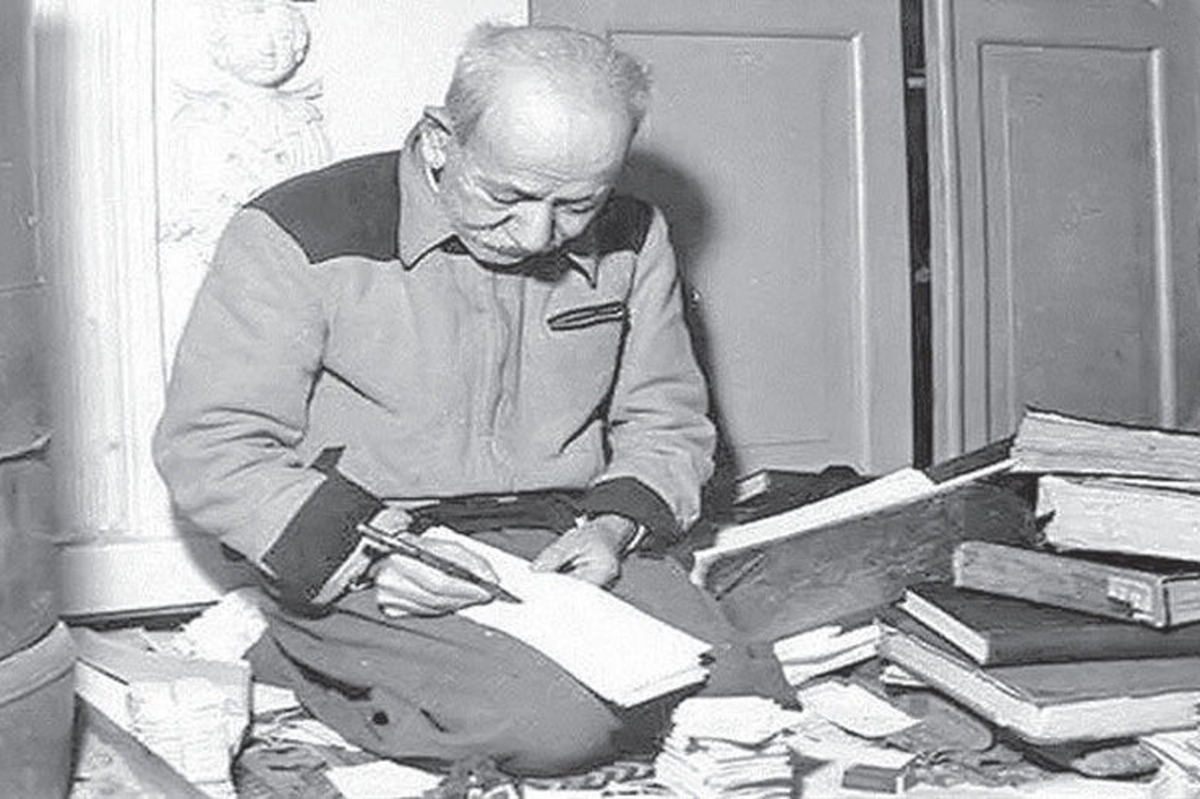 از آنجا که زبان زایاست، پدیده‌ها نو به نو می‌شوند، جهان و آنچه در آن است دستخوش تغییر و تحول دائمی است، نمی‌توان برای حرفه فرهنگ نگاری فراغت و بازنشستگی متصور شد، اما فرهنگ نویسی کاری است تخصصی، زمان بر و پرهزینه و برای به سرانجام رسیدن و تداوم، حمایت‌های مادی و معنوی می‌طلبد. دکتر حسینعلی رحیمی می‌گوید در دوران معاصر تغییرات زبانی بیشتر شده و به به روز کردن فرهنگ نامه‌ها بیش از گذشته نیاز است.