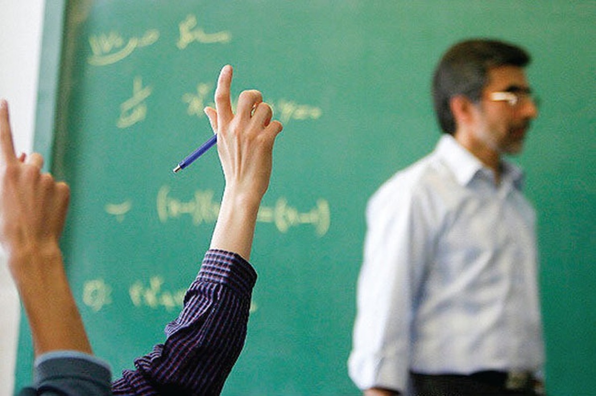 یکی دوهفته‌ای می‌شد وقتی به کلاس می‌آمد نه راه می‌رفت و نه جلو تخته می‌ایستاد. فقط می‌نشست پشت میزش و با بی حالی درس می‌داد. بر خلاف همیشه که آن قدر پرانرژی بود و با خودمان فکر می‌کردیم آقای جنیدی انگار خسته نمی‌شود.