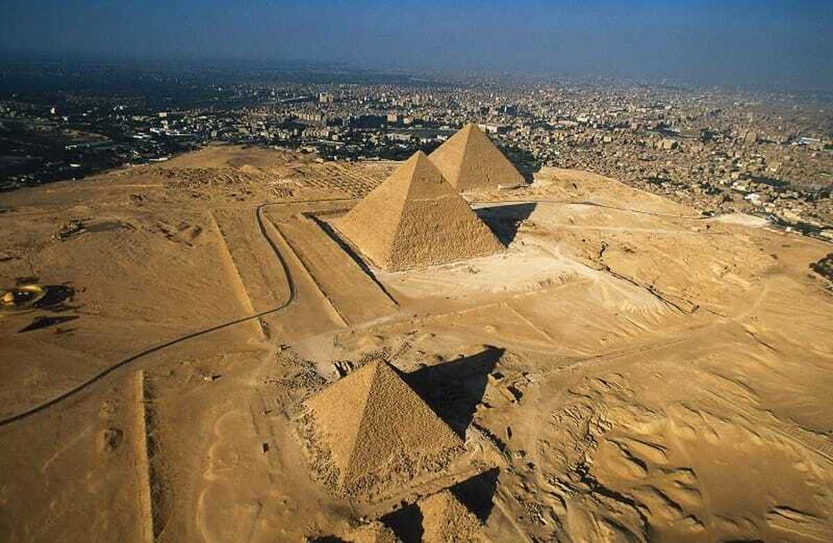 ویدئویی از پرواز و چتربازی سه ورزشکار بر فراز اهرام ثلاثه مصر را مشاهده می‌کنید.