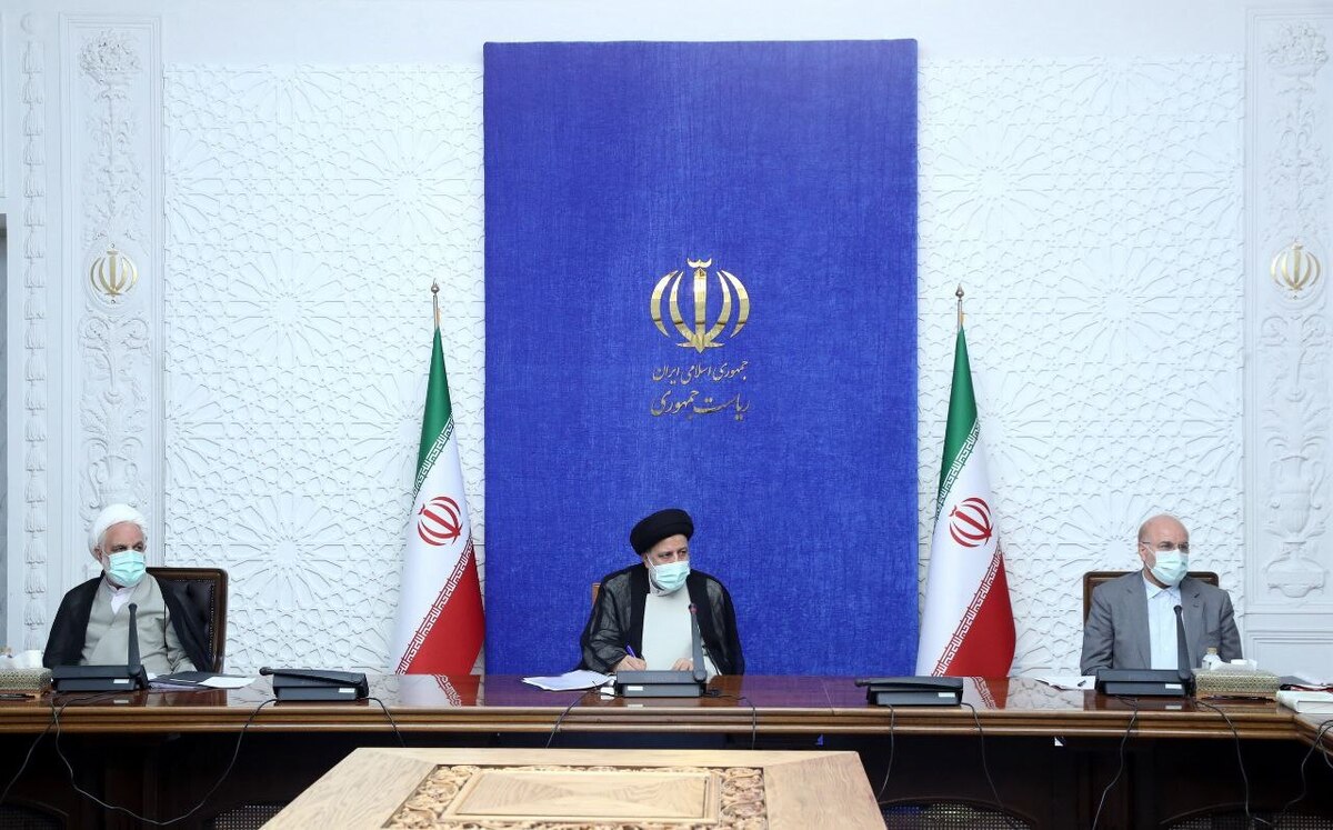 عضو هیأت رئیسه مجلس گفت: شورای هماهنگی اقتصادی سران قوا حدود یک سال و نیم پیش برای ساماندهی بازار خودرو به وزیر صمت اختیار دادند، اما وزیر صمت این اختیارات را به کار نگرفت و به جای کاهش قیمت شاهد افزایش ۲۰۰ درصدی قیمت خودرو بودیم.