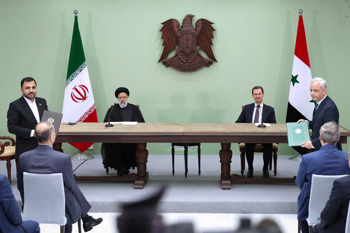 وزیر ارتباطات که رئیس‌جمهور را در سفر به سوریه همراهی می‌کند، تفاهمنامه همکاری مشترکی را در حوزه ارتباطات و فناوری اطلاعات با طرف سوری امضا کرد.