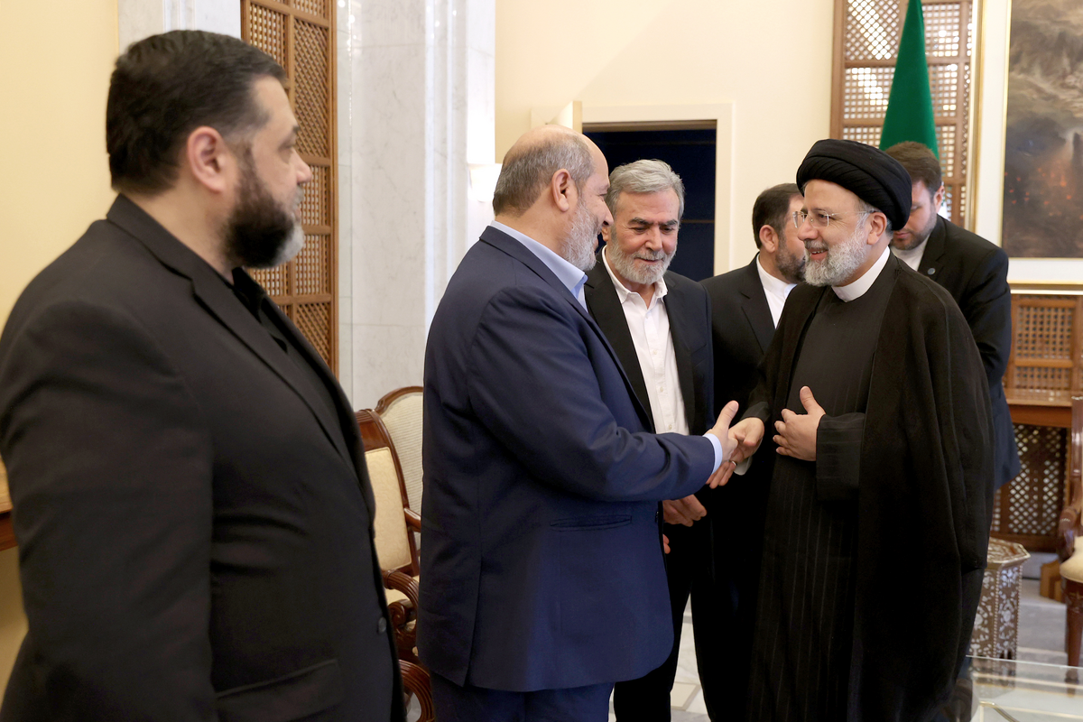 رئیس جمهور در دومین روز از سفر به سوریه در نشست‌هایی جداگانه با جمعی از فرماندهان مقاومت و اندیشمندان فلسطینی، علمای بلاد شام، نخست وزیر و وزیر خارجه سوریه دیدار و گفت‌وگو کرد.