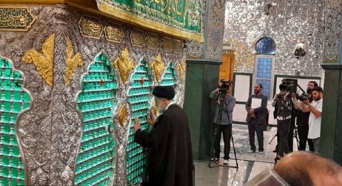  آیت الله سید ابراهیم رئیسی رئیس جمهور که چهارشنبه گذشته ( ۱۴۰۲/۲/۱۳ ) در صدر هیئت عالی‌رتبه اقتصادی و سیاسی و به دعوت رسمی بشار اسد به سوریه سفر کرده، امشب به داخل ضریح حضرت رقیه(س) مشرف شد.