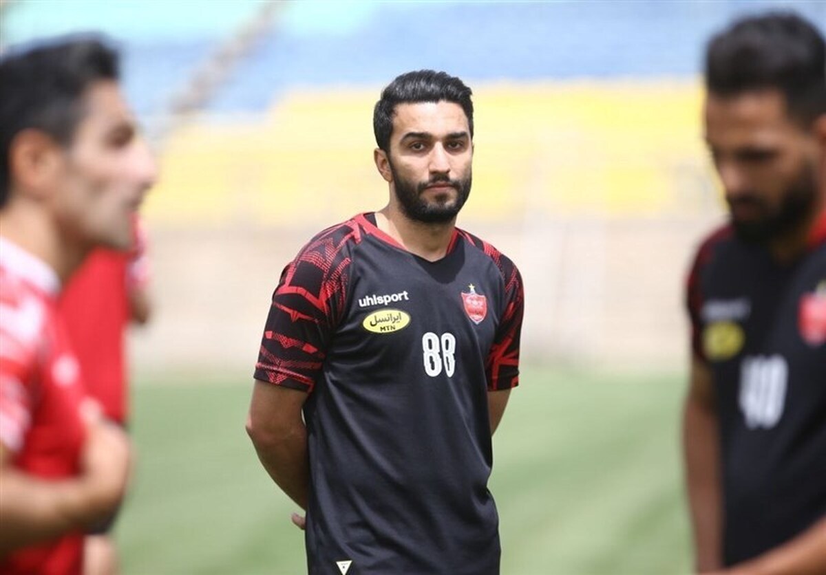سرمربی پرسپولیس ستاره تیمش را از لیست بازی امروز با پیکان خارج کرد.