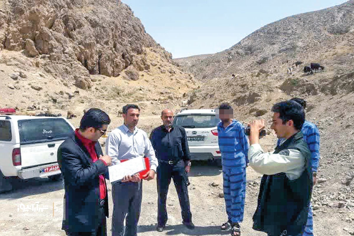 مردی جوان که شوهرخواهرش را به ضرب گلوله کشته بود در حضور مقام قضایی صحنه جرم را بازسازی کرد.
