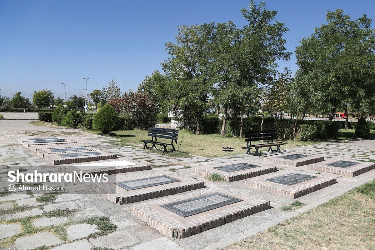 دکتر احمد گلچین‌معانی نخستین کسی بود که در آرامستان شاعران خراسانی توس به خاک سپرده شد و امیر بزرگرخراسانی آخرینشان. چهره‌های خراسانی شعروادب این دیار کهن در همسایگی استاد سخن آرمیده‌اند تا تأسی‌شان به این شاعر پارسی‌گوی پایدار بماند.